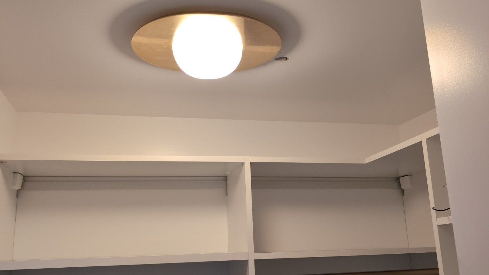 Closet / interior lighting fixture